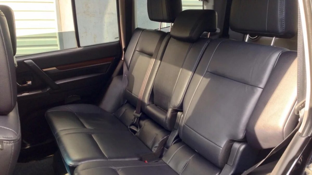 Митсубиси Паджеро 4 салон сзади