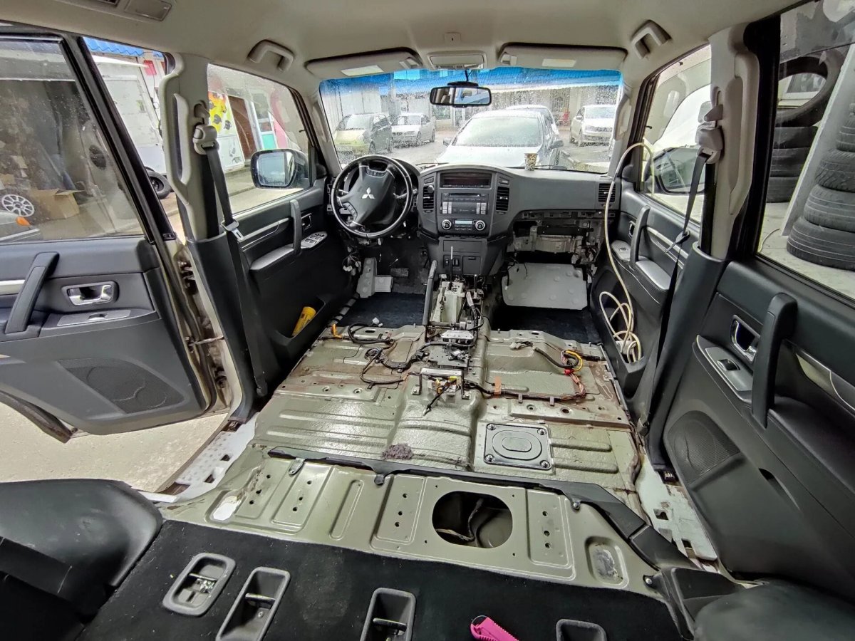 Передняя панель в салоне Паджеро 3