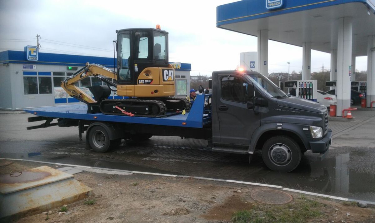 Мини экскаватор на эвакуаторе