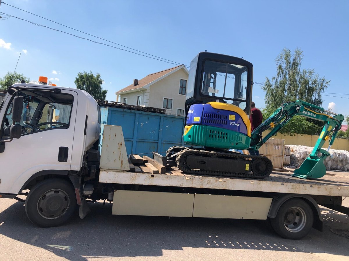 Экскаватор погрузчик на эвакуаторе