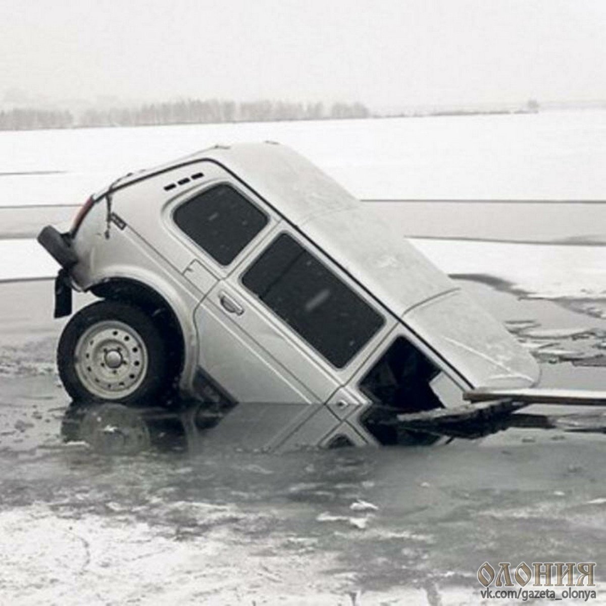 Автомобиль провалился под лед