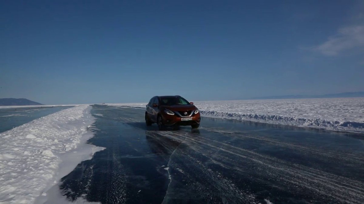 Машина на льду Байкала