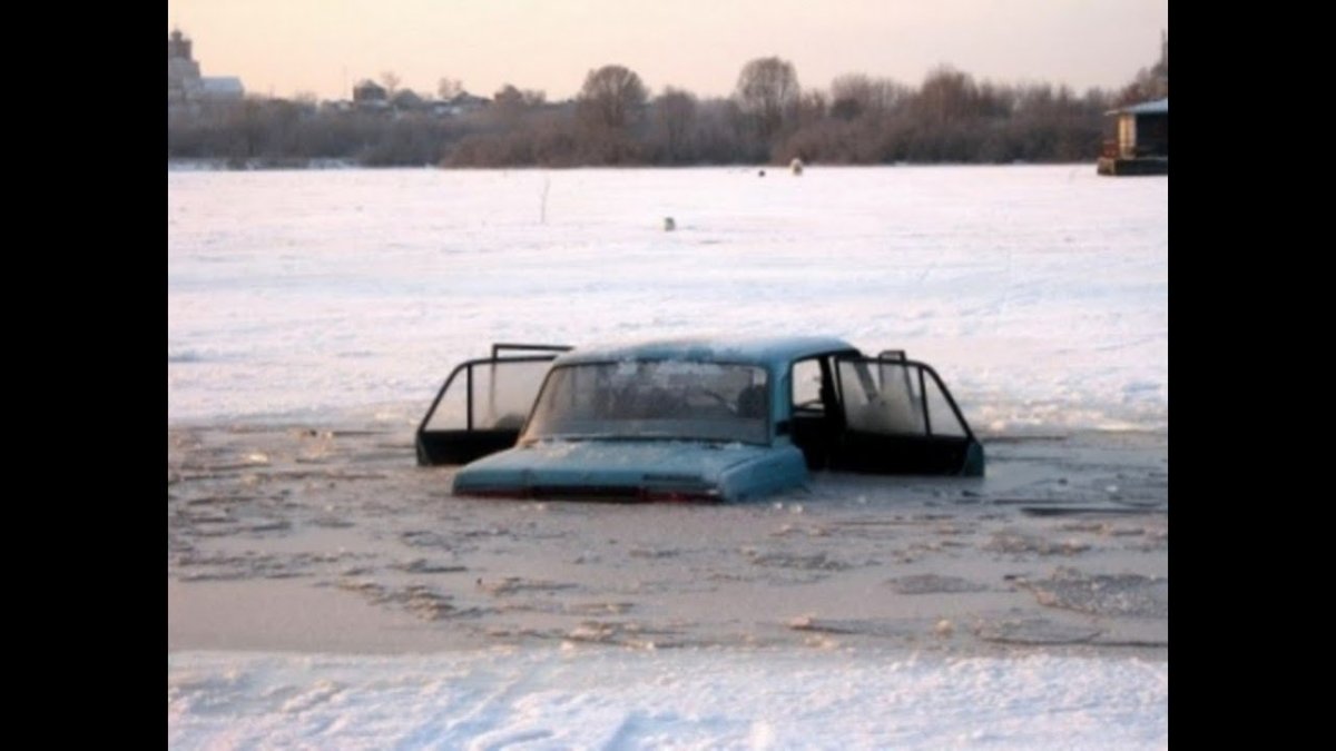 Машина на льду реки