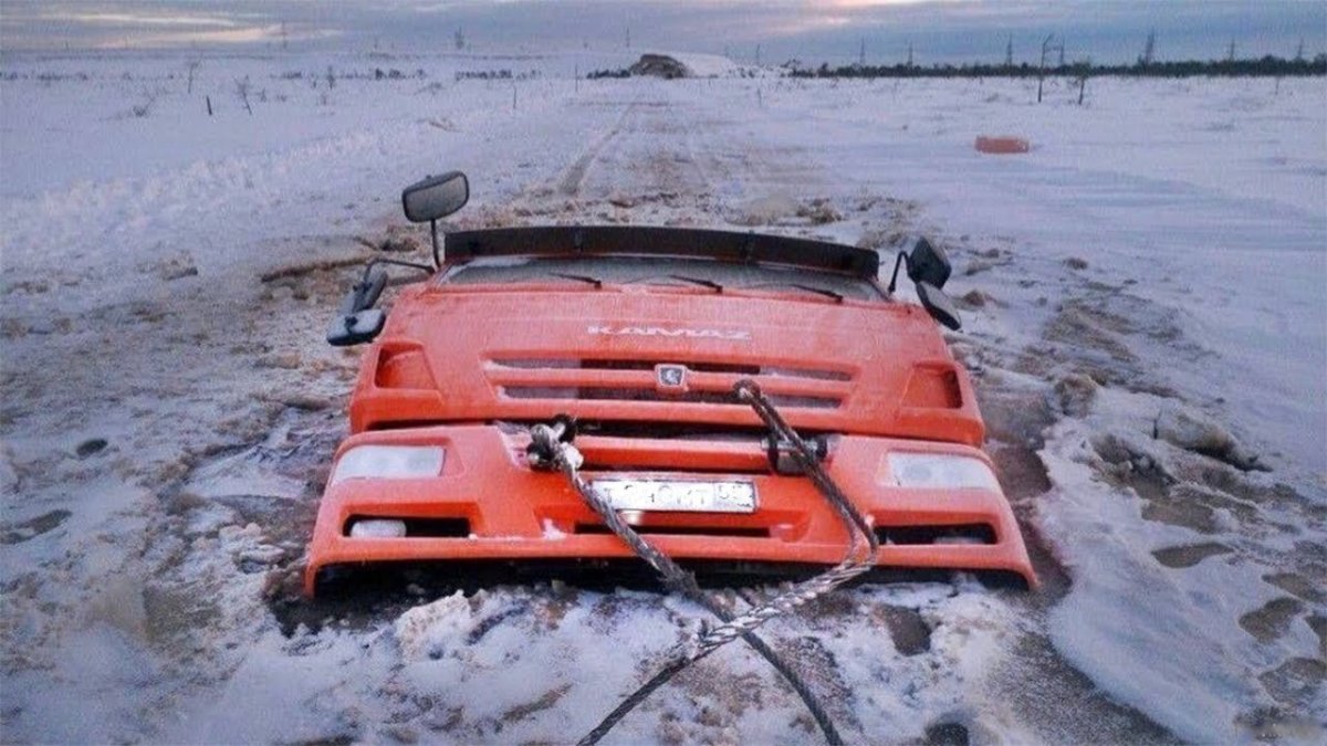 КАМАЗ провалился на зимнике