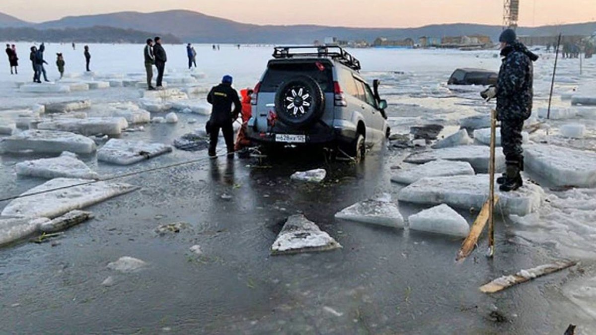 Автомобиль ушел под лед