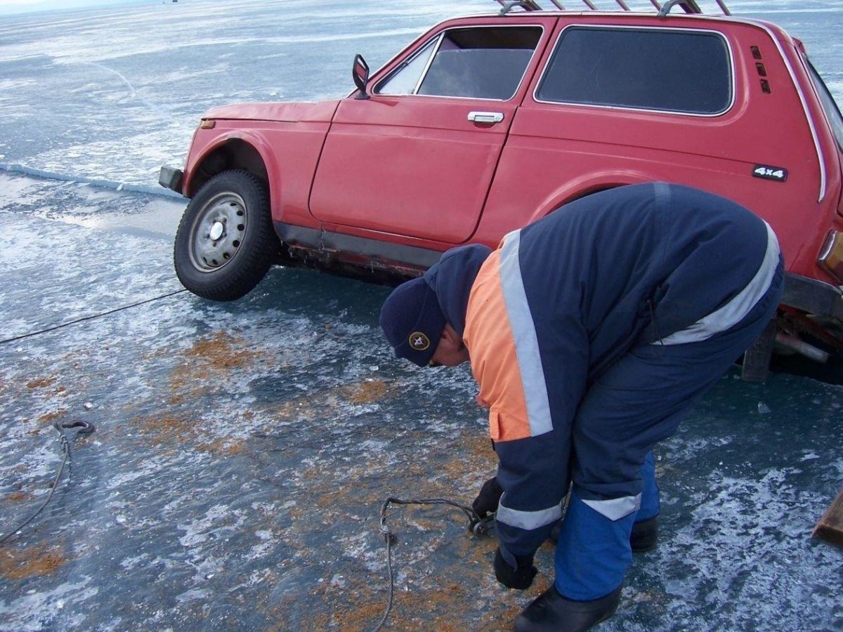 Автомобили во льду застряла