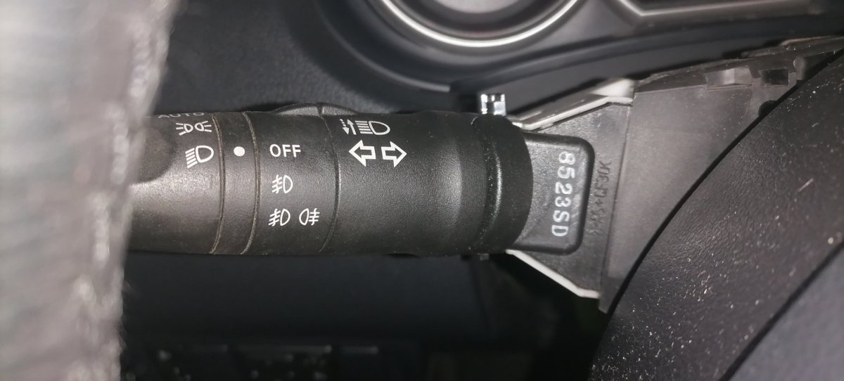 Как включить противотуманные фары на Ниссан Тиида