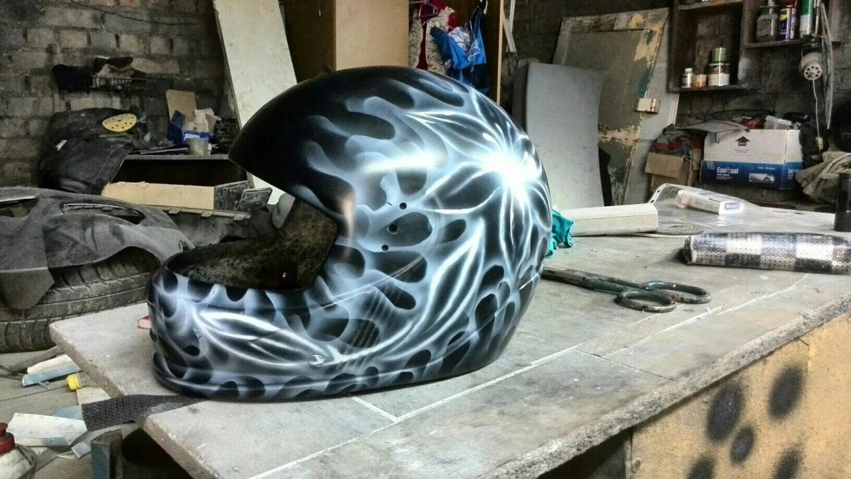 Красивая аэрография на шлеме