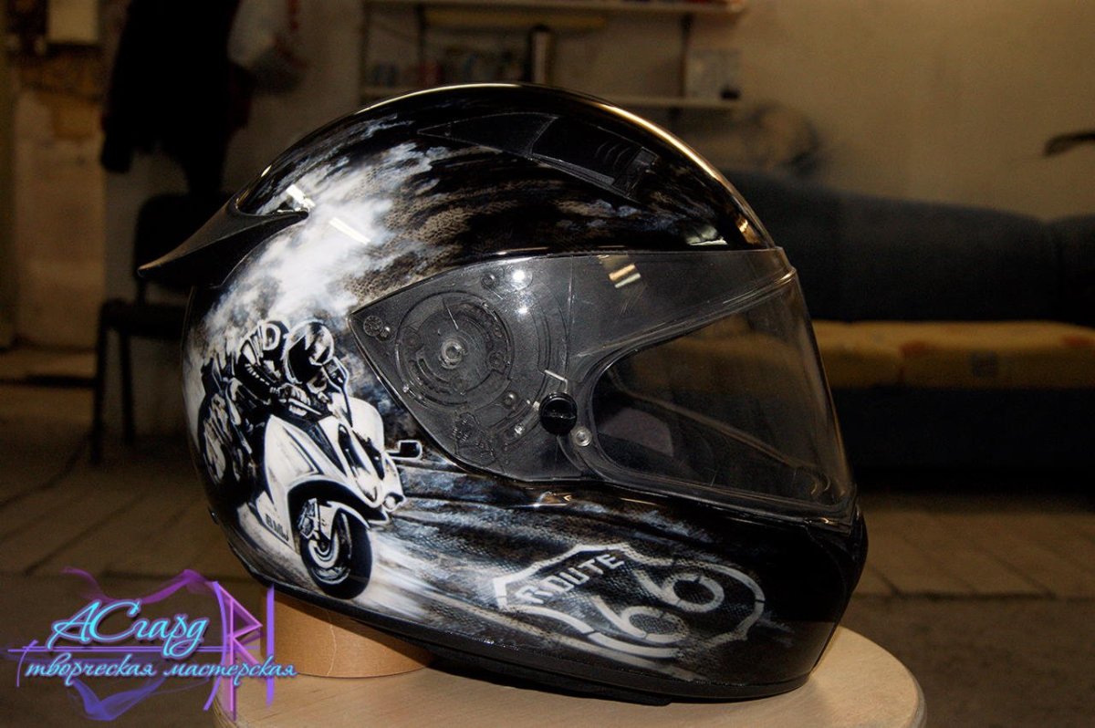 Аэрография на черном шлеме