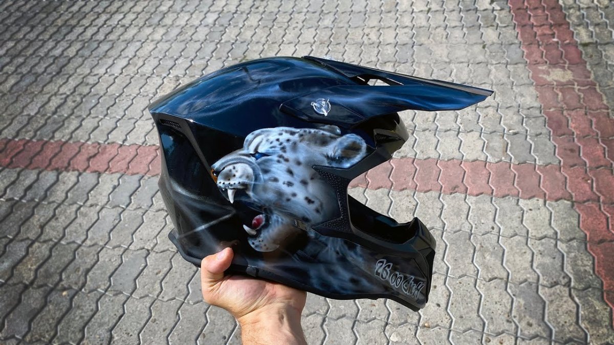 Аэрография кроссового шлема