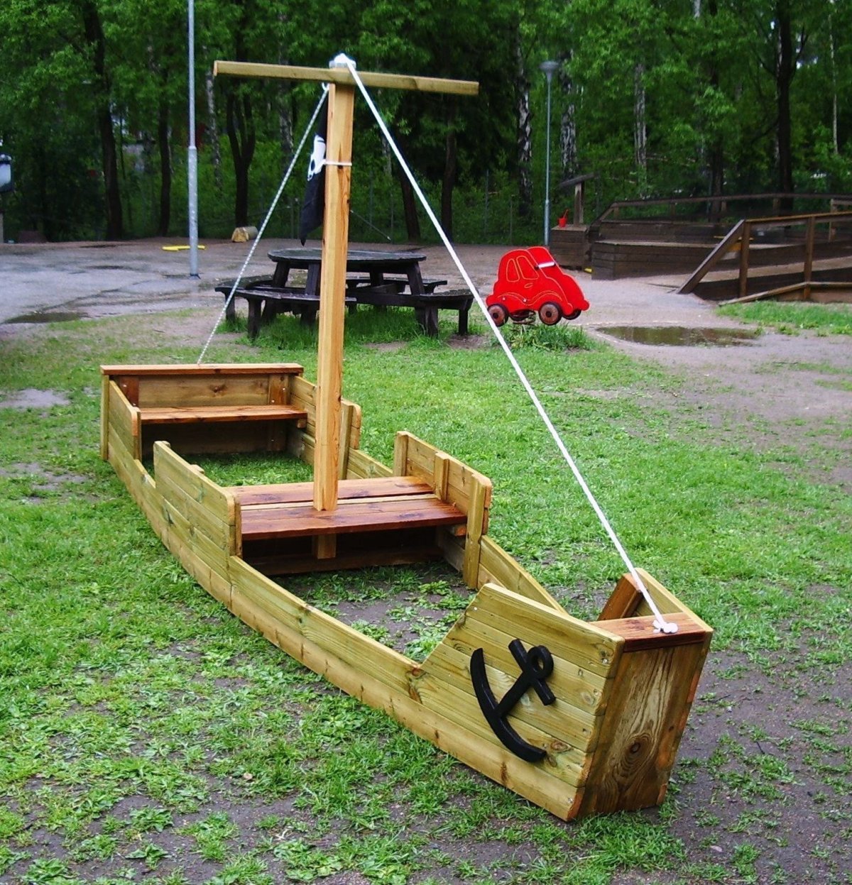 Деревянный кораблик для детской площадки
