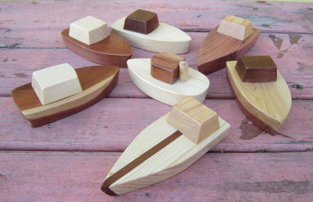 Деревянная игрушечная лодка