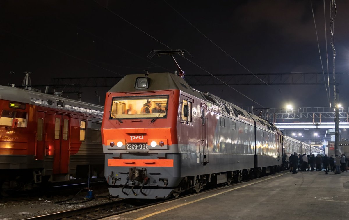 2эс6 с пассажирским поездом