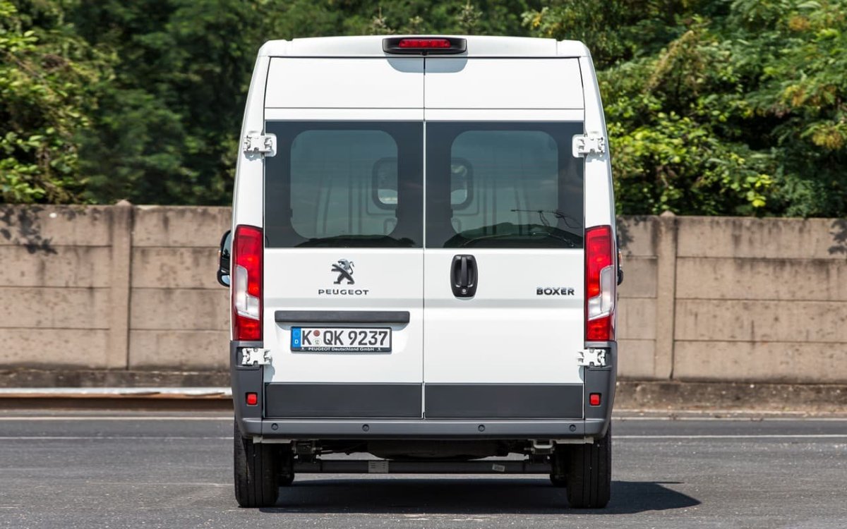 Peugeot Boxer сзади