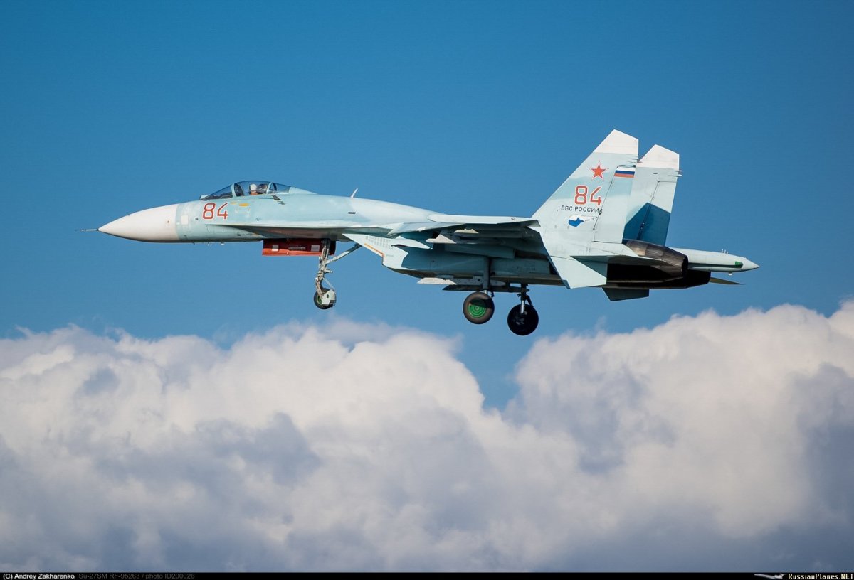 1977 — Первый полёт советского истребителя четвёртого поколения Су-27.