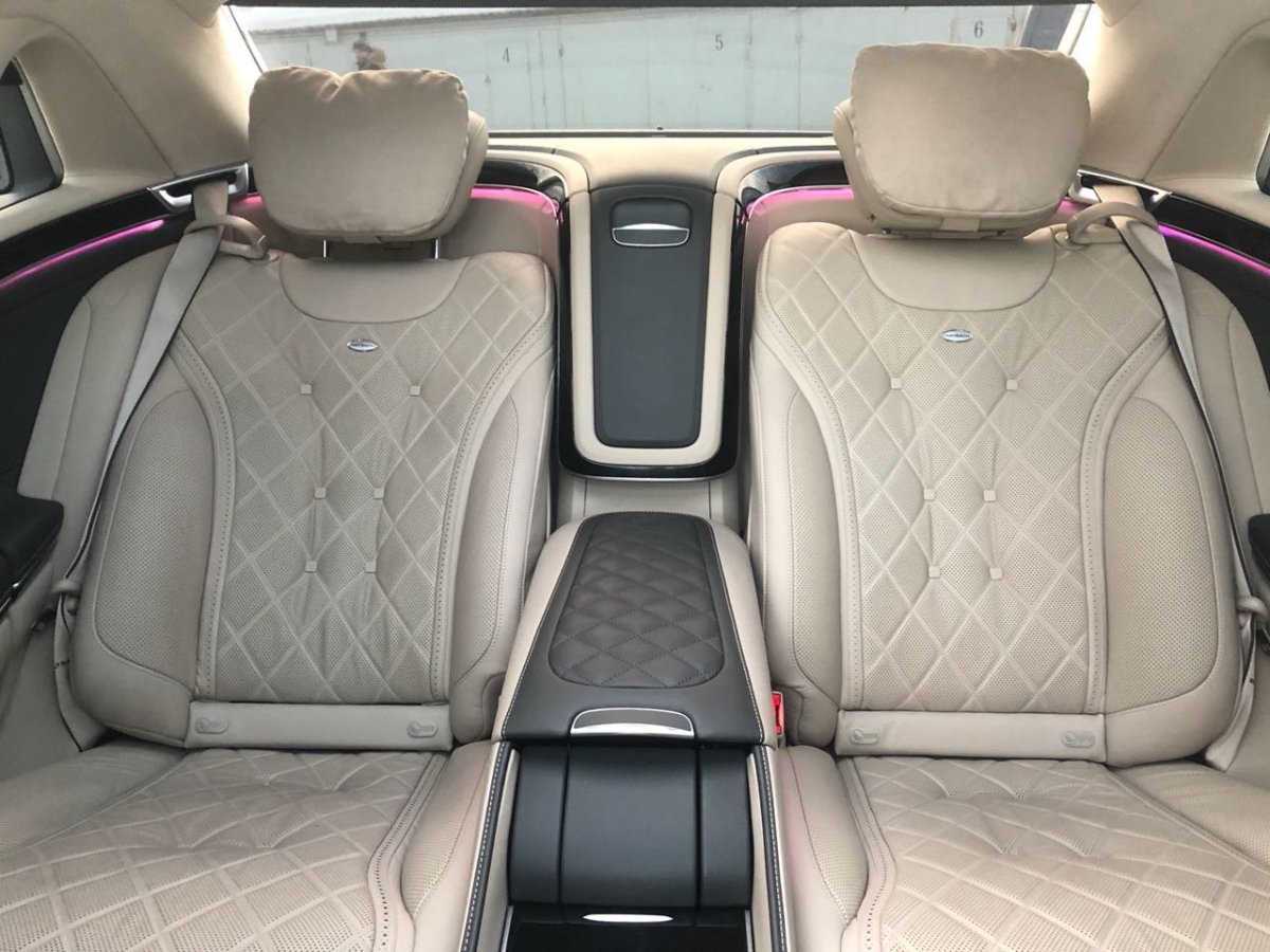 Подставка для на спинках передних сидений в автомобиле Майбах