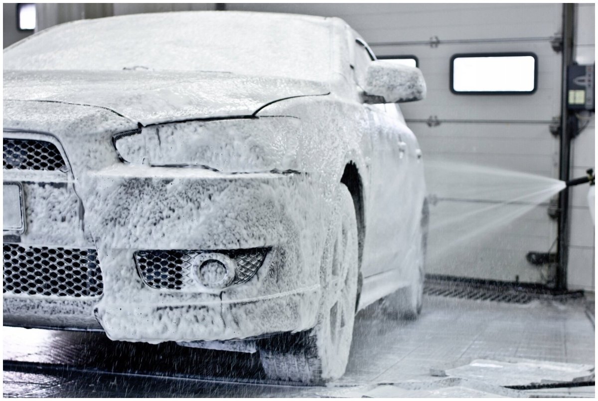 Машина в пене на мойке