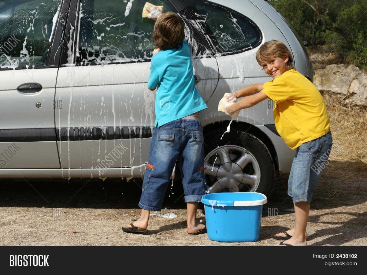 Дети моют машину