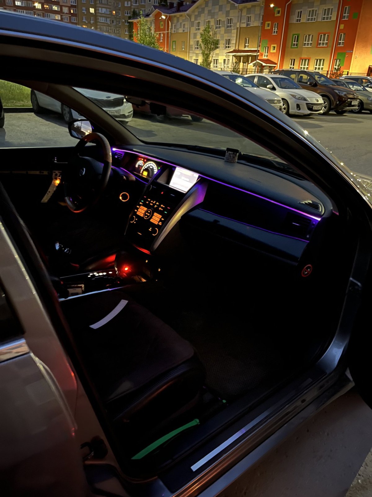 Контурная подсветка салона