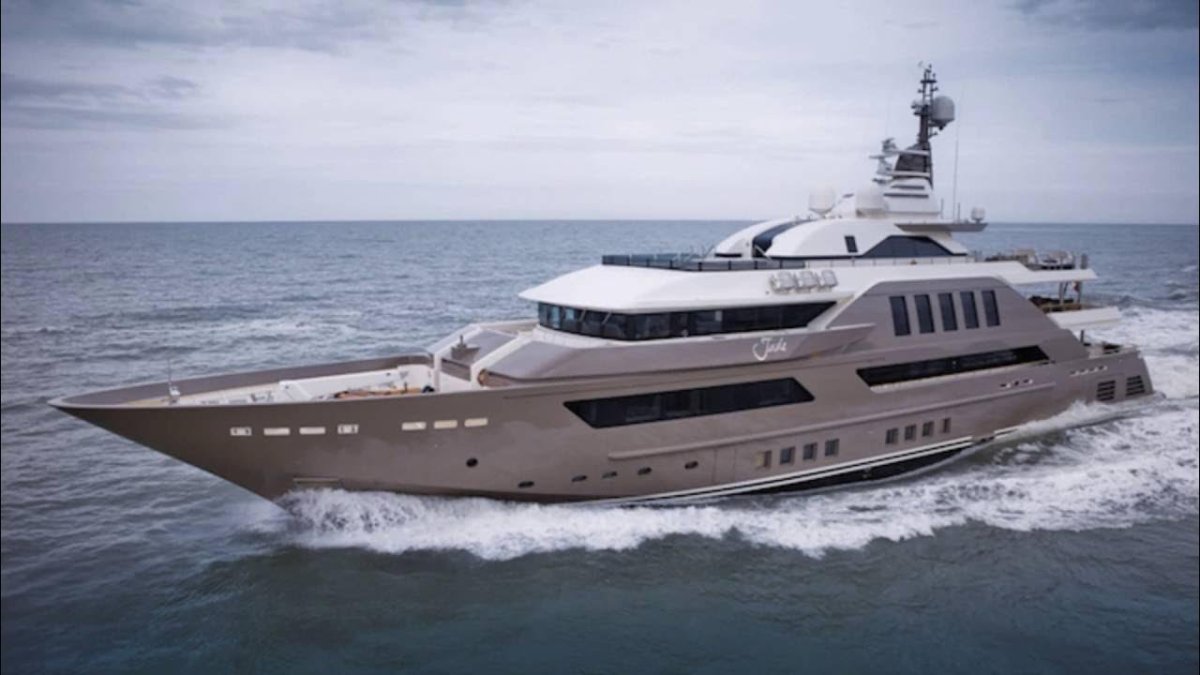 Суперяхта CRN 125 J Ade