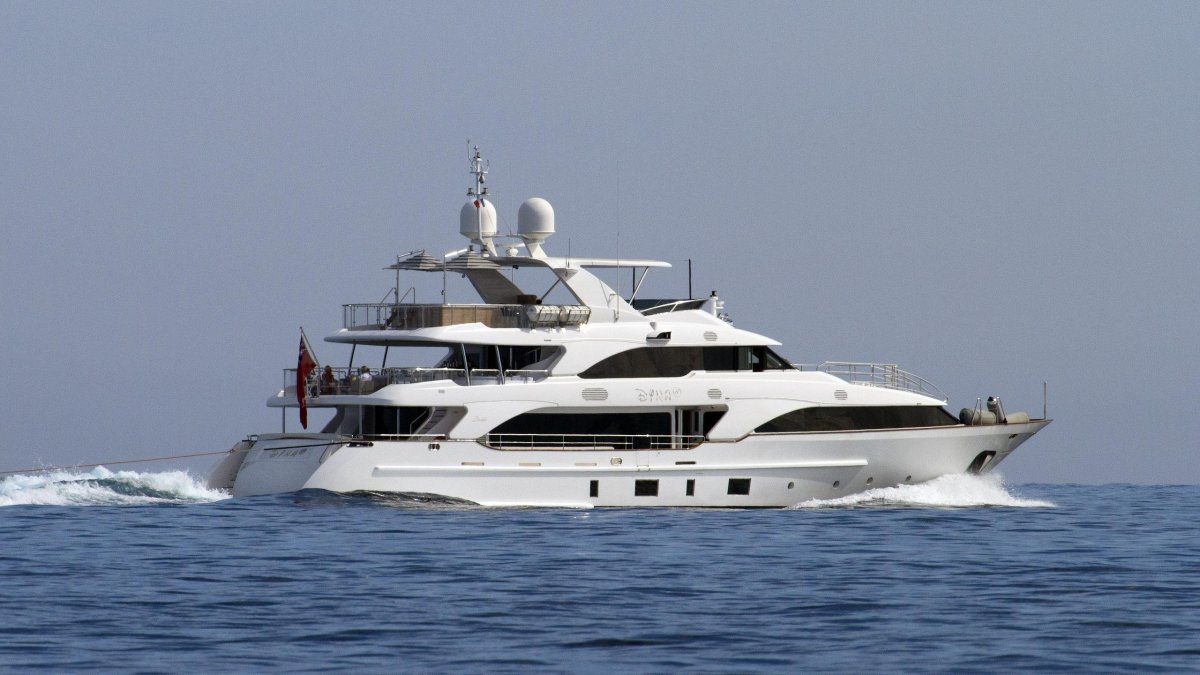 Яхта Benetti 105