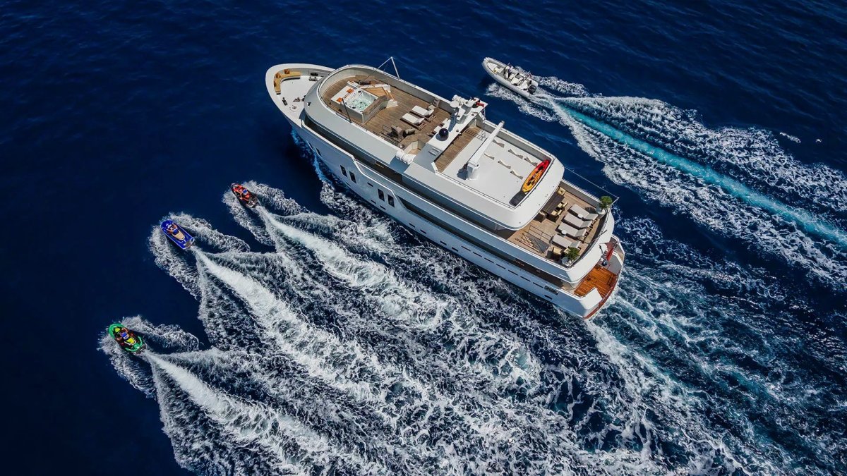 Majesty 100 Yacht