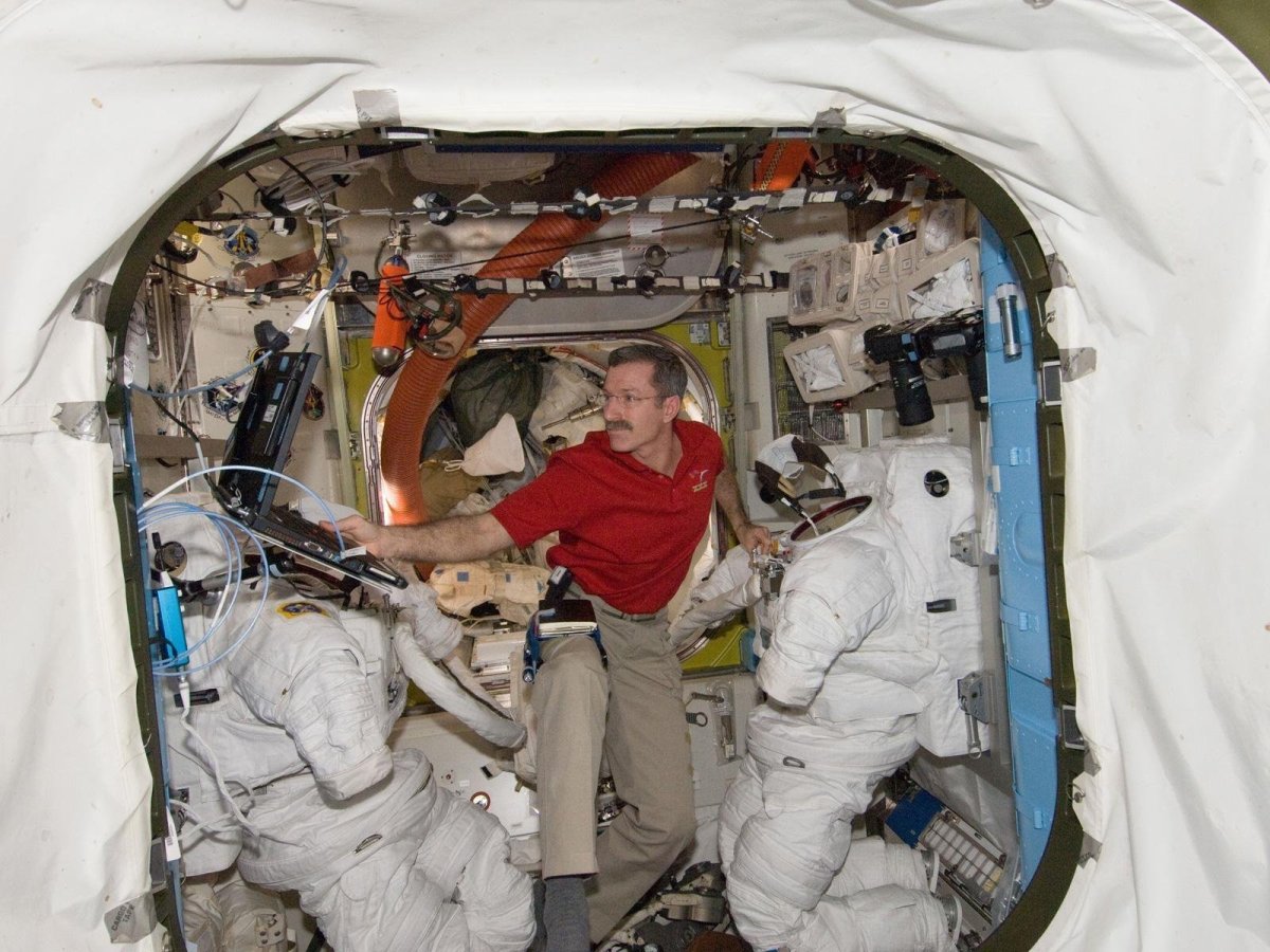 Космонавты убираются МКС