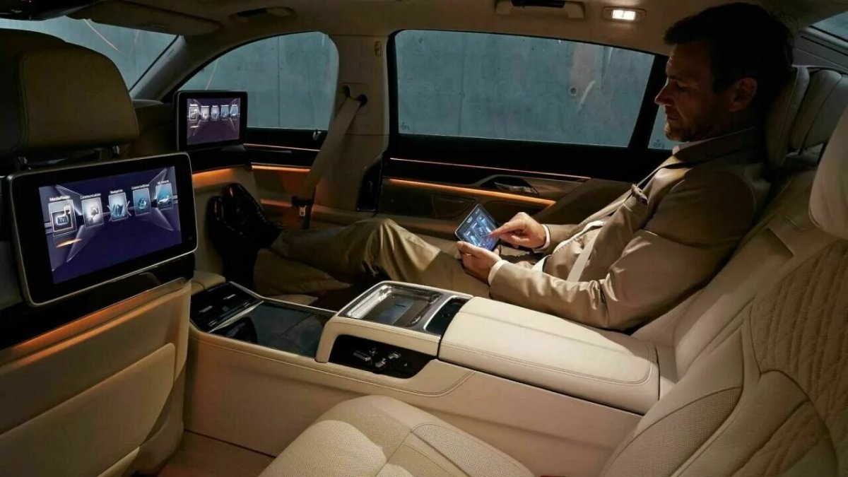 BMW 7 2022 салон