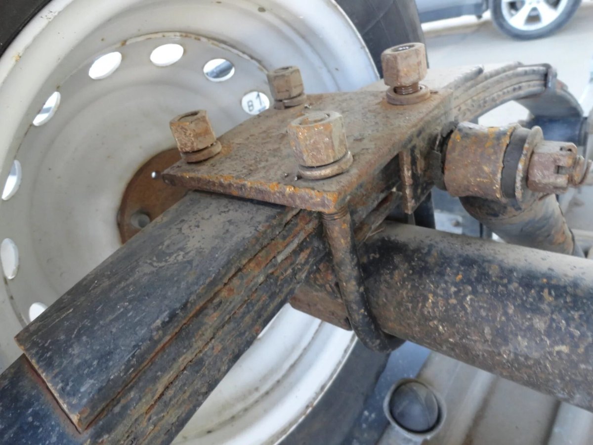 Стремянки для рессор прицепа легкового автомобиля МЗСА