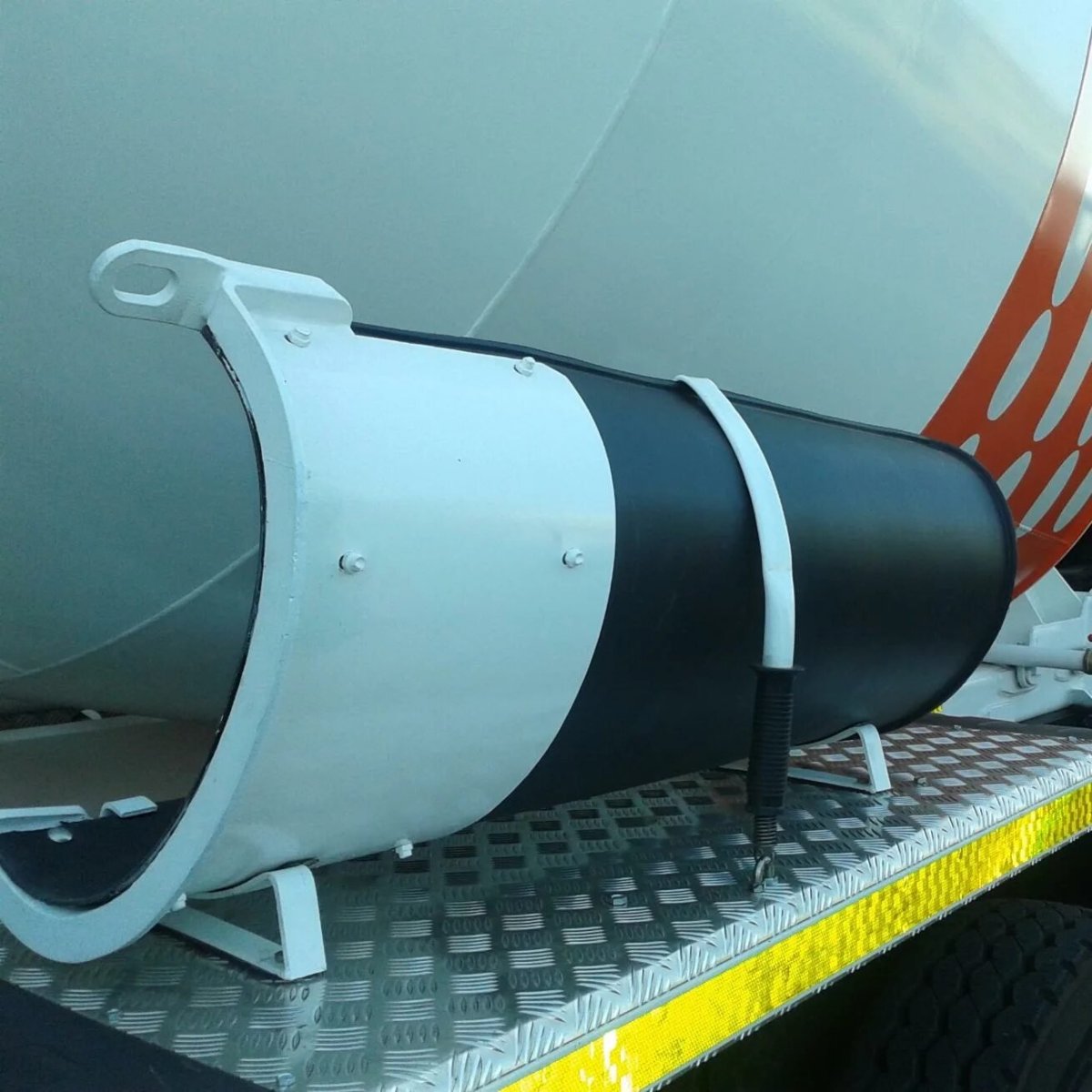 Дополнительный лоток для автобетоносмесителя