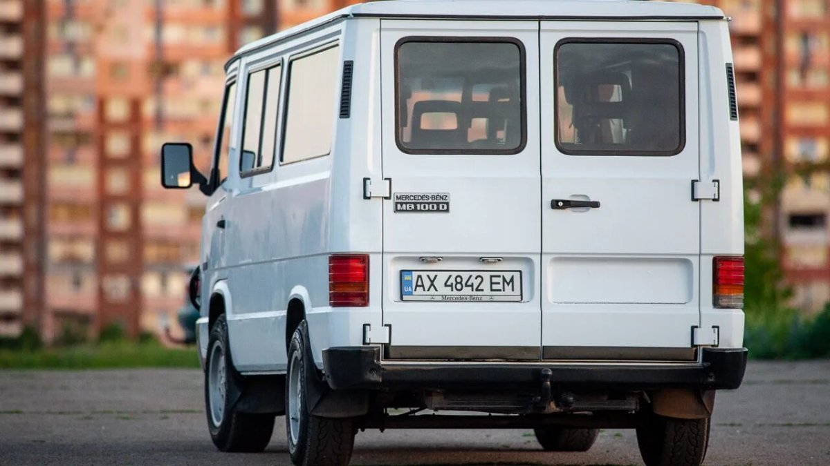 Мерседес-Бенц mb100d