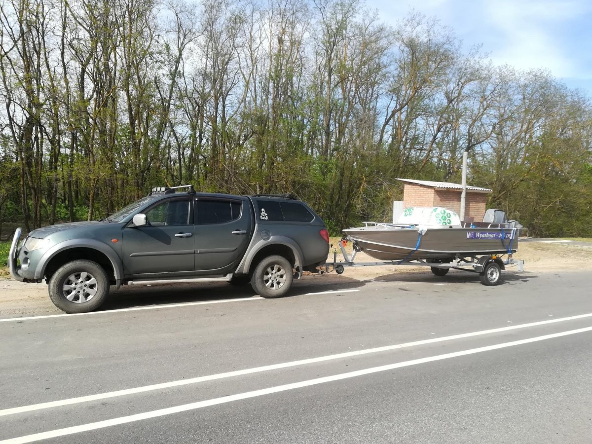 Митсубиси л 200 тащит катер