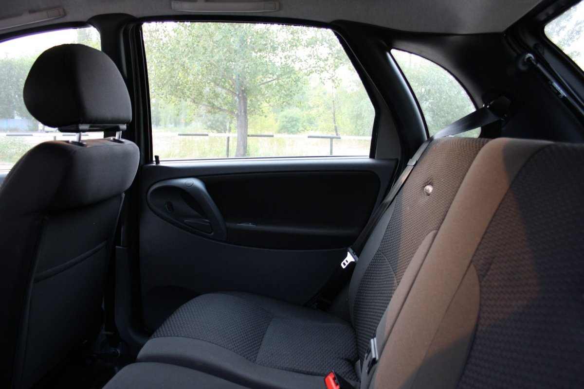 Лада Калина 2 салон сзади