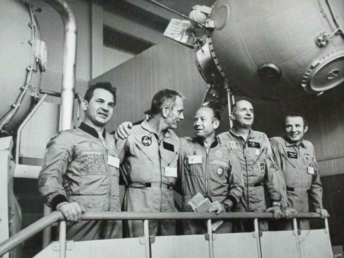 Совместный полет в 1975г. Космических кораблей “Союз” и “Аполлон”