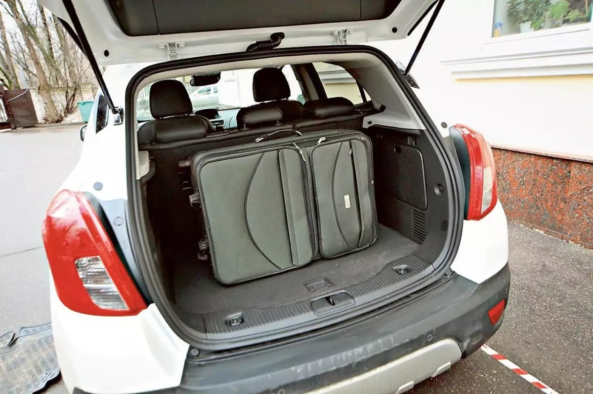 Opel Mokka внутри багажник