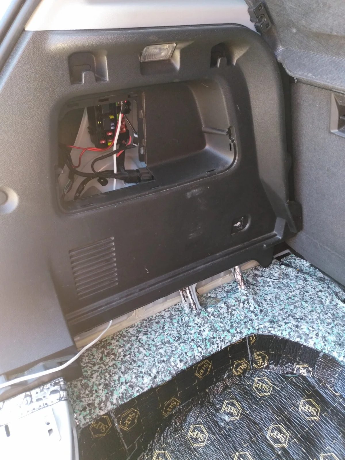 Шумоизоляция обшивки багажника