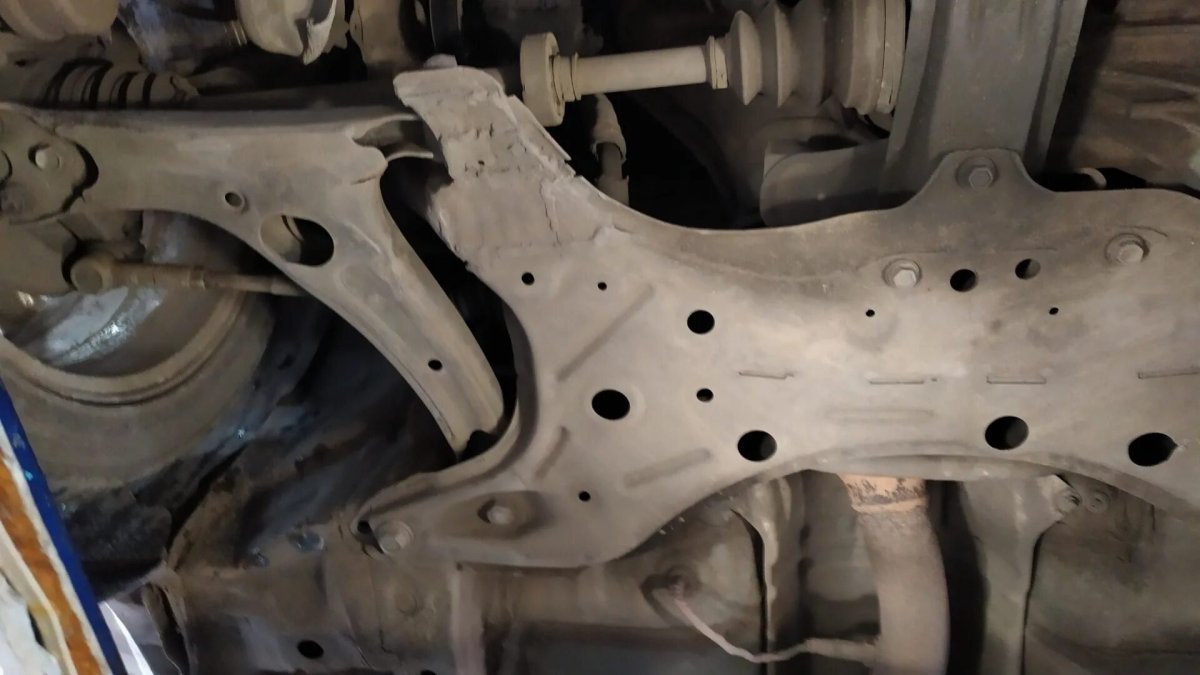 Подрамник Понтиак Вайб