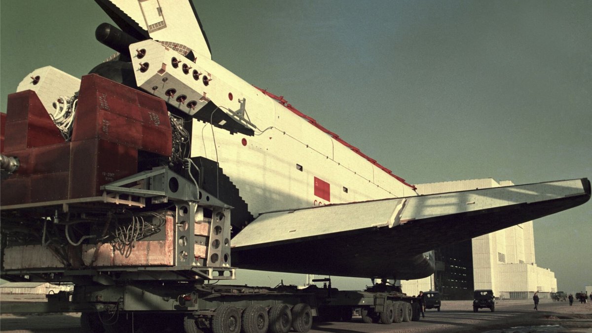 Буран челнок СССР