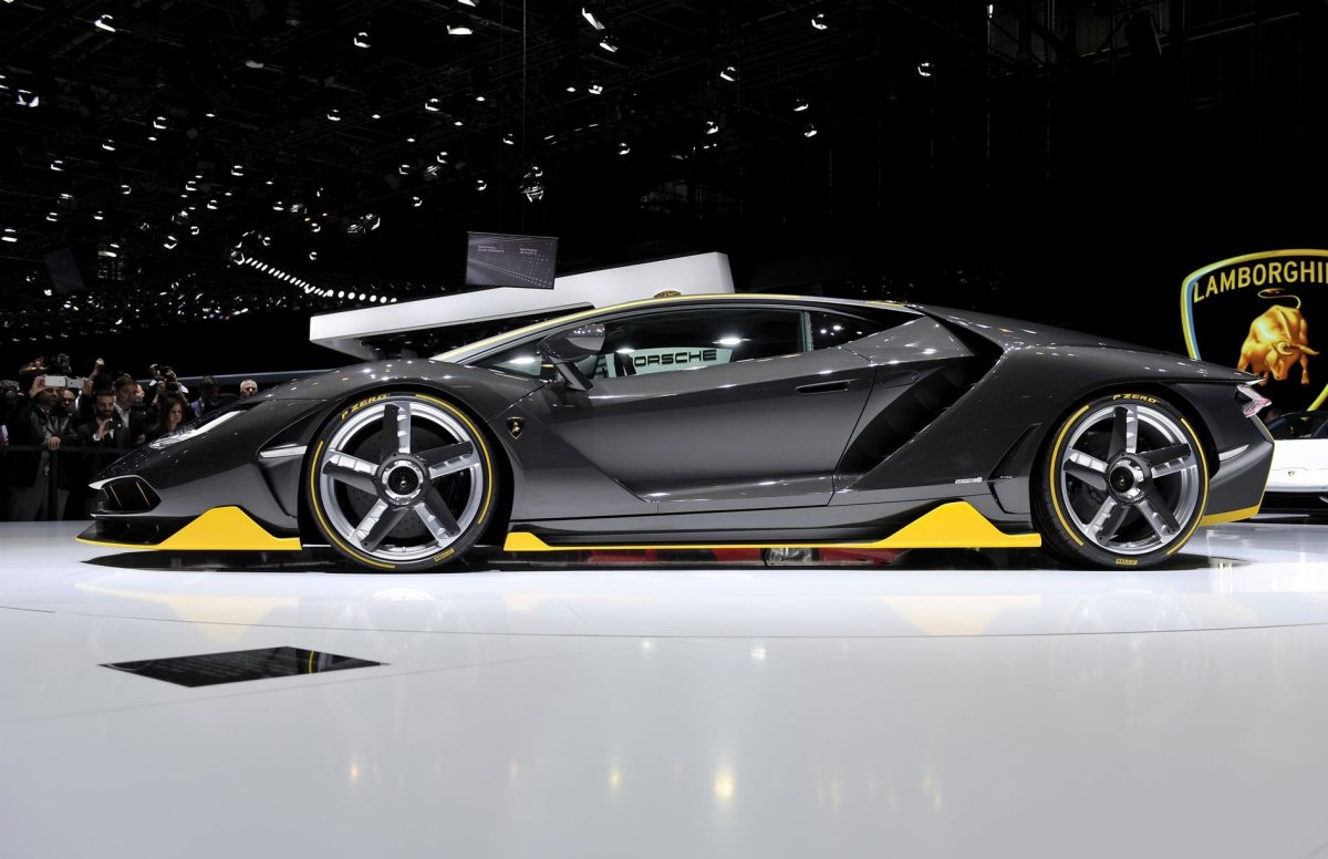 Lamborghini Centenario красная