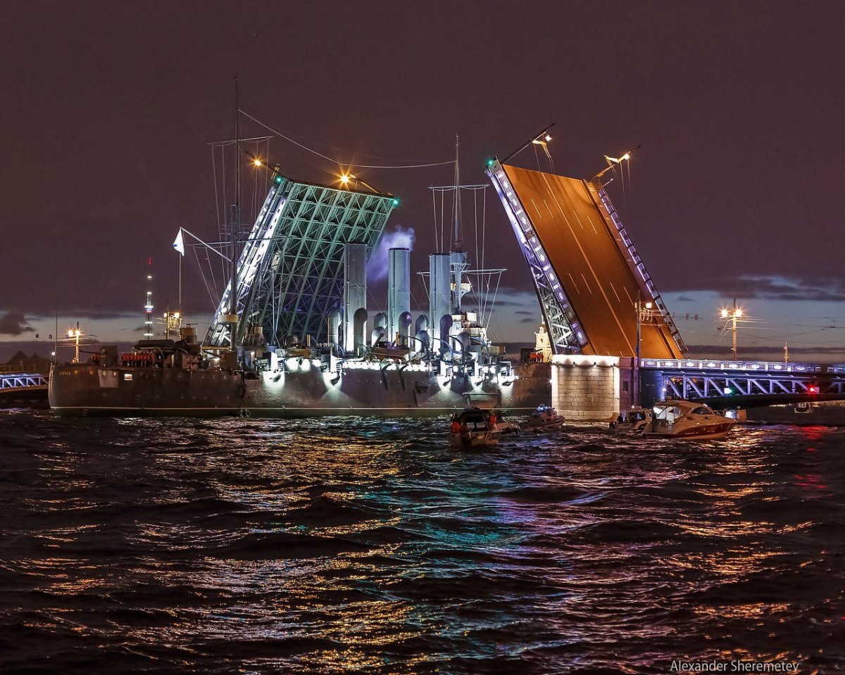 Дворцовый мост в Санкт-Петербурге