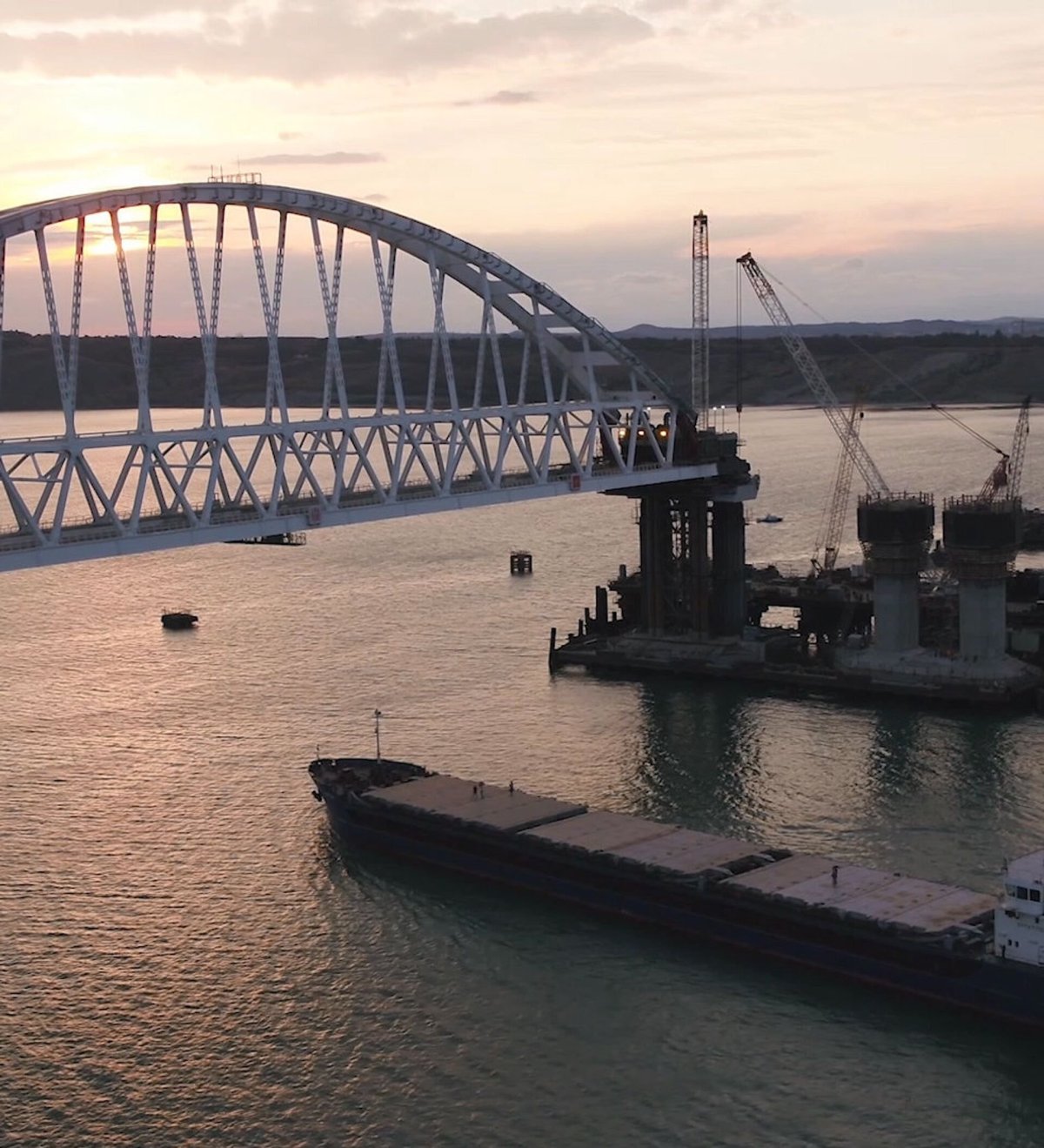 Баржи под крымским мостом