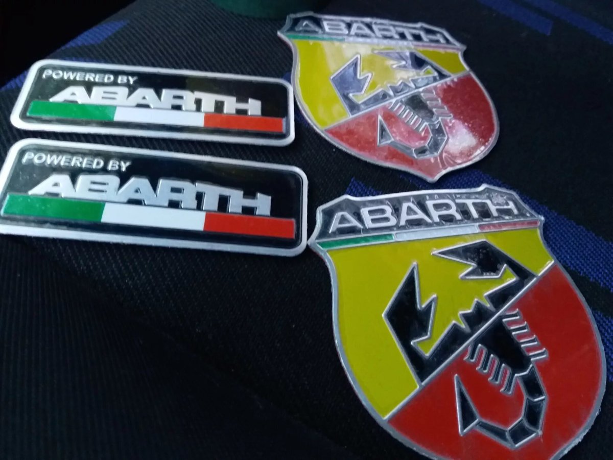 Шильдик Абарт на Фиат