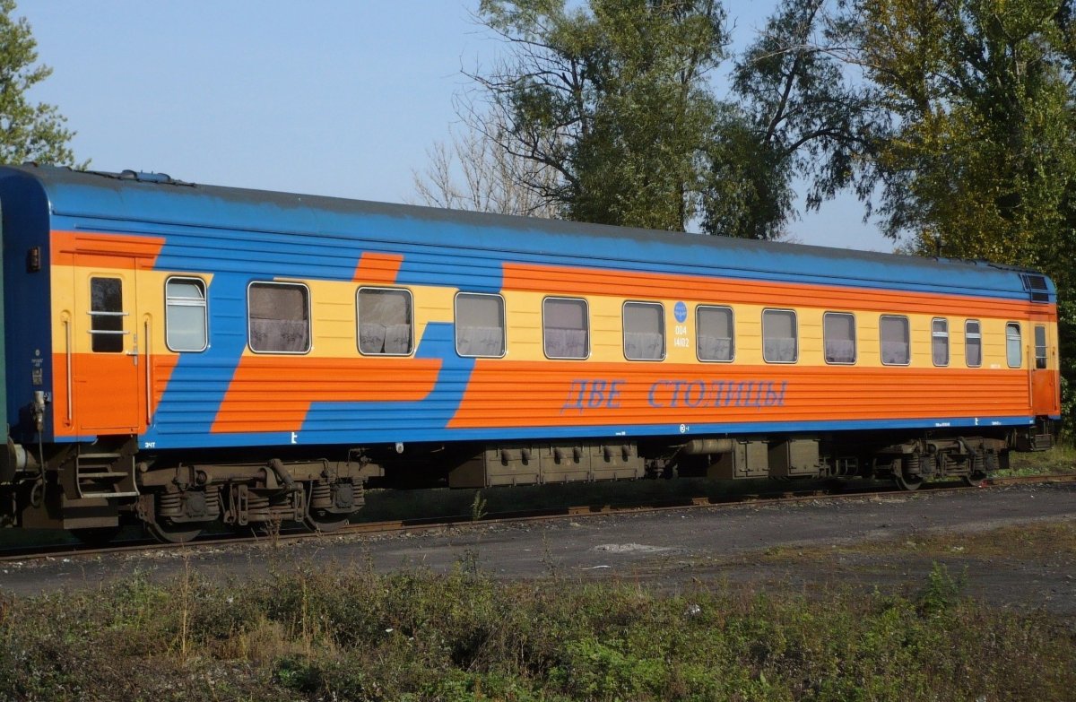 Фирменный поезд две столицы