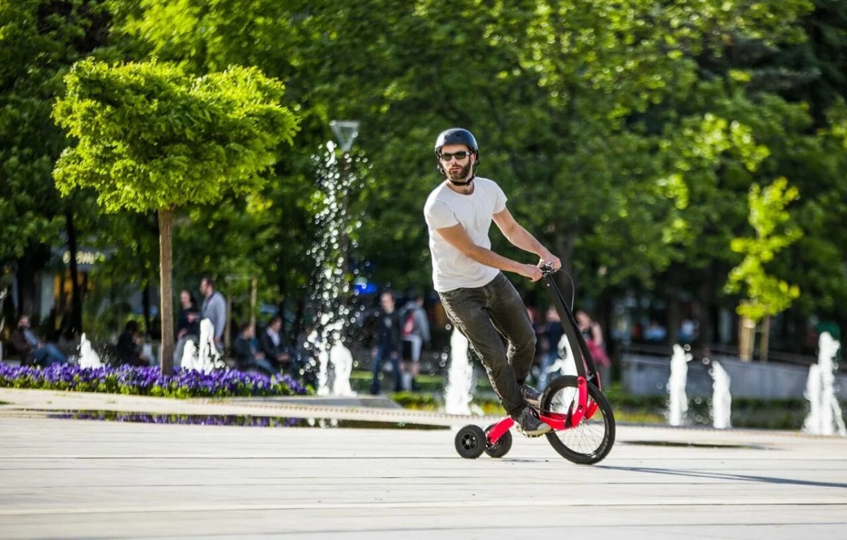 Трёхколёсный велосипед в парке
