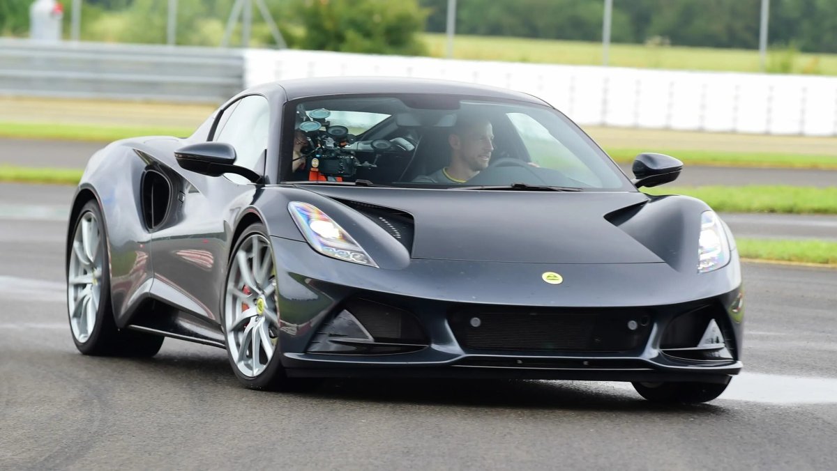 Лотус машина 2022