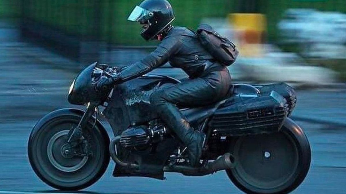 Бэтмен 2022 мотоцикл