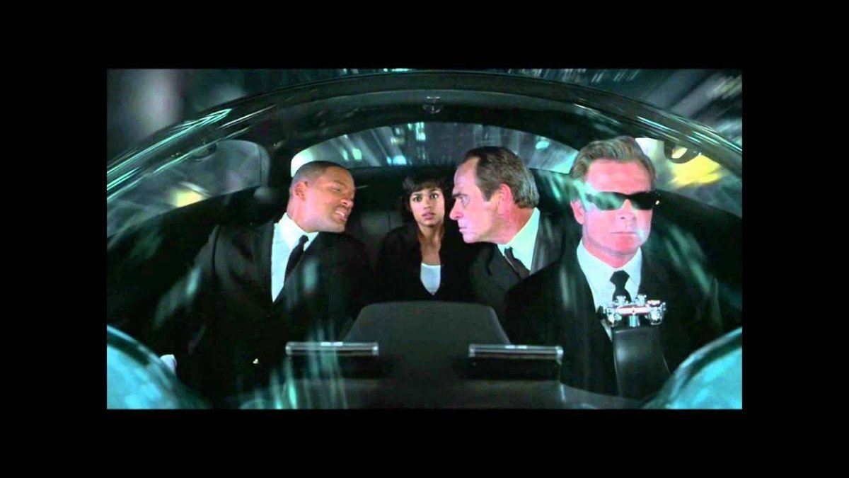 Лора Васкес люди в черном 2