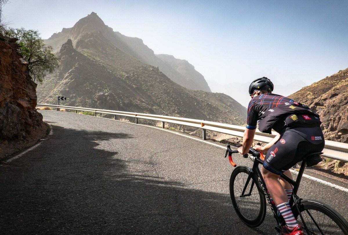 Велосипедист в горах вид сзади