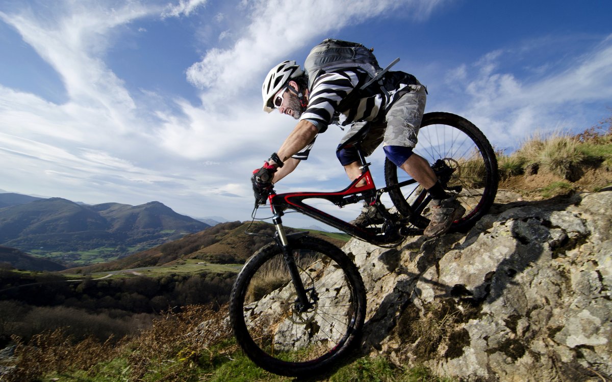 Спуск с горы на велосипеде