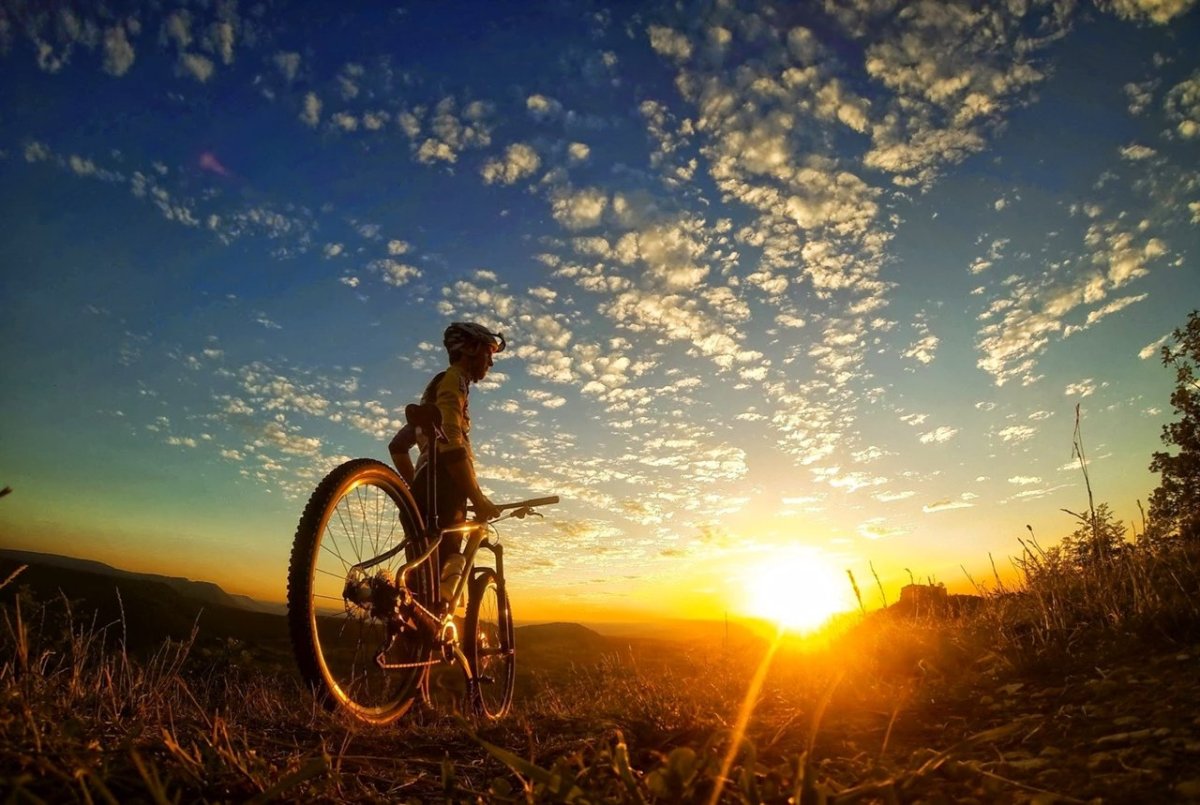 Велосипед на рассвете